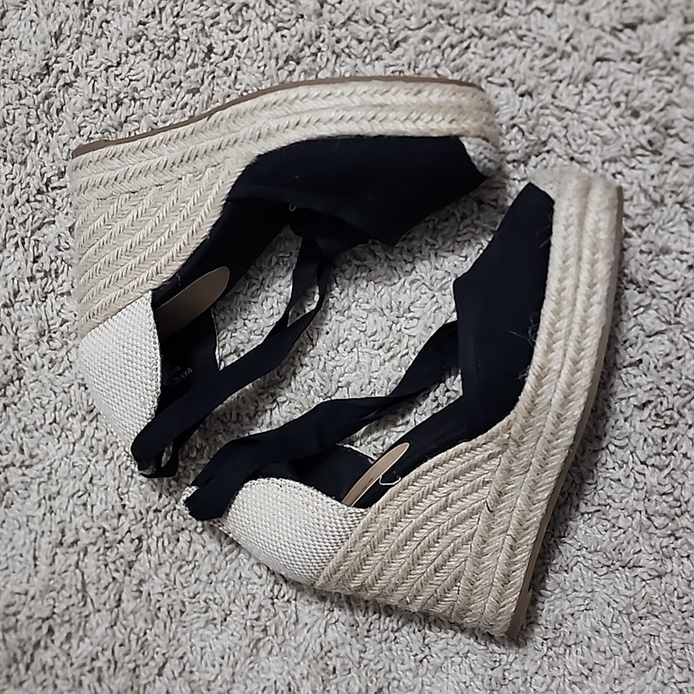 Black wedges